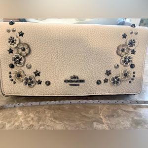 Coach Tea Rose Rogue Glove Tanned Leather Wallet in Chalk Embossed Applique
